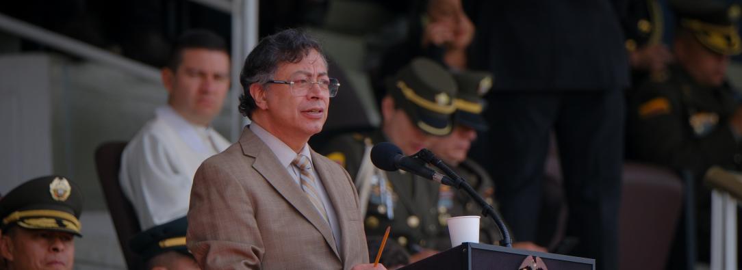 El primer mandatario también denunció que el grupo armado, en manos de Iván Mordisco, estaría involucrado en narcotráfico y minería ilegal en zonas estratégicas de la Amazonía.