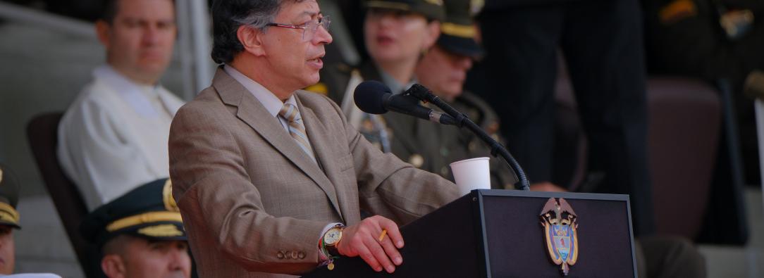 El primer mandatario denunció vínculos entre disidencias de Iván Mordisco, narcotráfico y extrema derecha, y afirmó que menores son usados como combatientes en negocios ilegales con coltán.