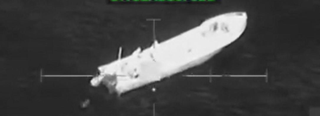 Esta captura de pantalla procede de un vídeo publicado por el secretario de Defensa de EE. UU., Pete Hegseth, en su cuenta de X, donde se ve una embarcación en el Caribe como objetivo militar.