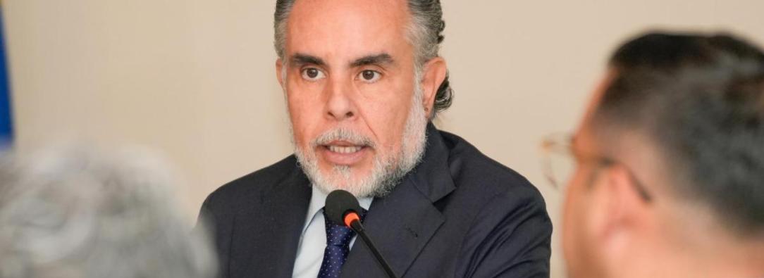 Salario mínimo podría llegar a $1.800.000 en 2026, según ministro Benedetti