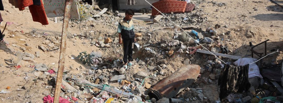 Un niño palestino observa un misil sin detonar en el barrio de Al-Rimal, en la ciudad de Gaza.