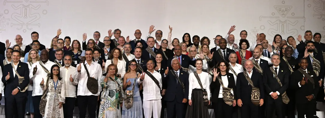 Los jefes de Estado y representantes posan para la foto de familia antes de la Cumbre CELAC UE en Santa Marta, Colombia.