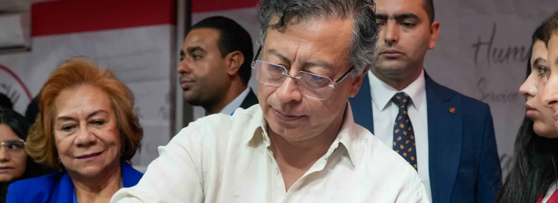 Presidente Petro firmando el compromiso de la ayuda humanitaria para Gaza en El Cairo, Egipto