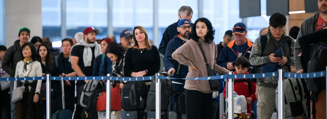 La gente espera en la fila del control de seguridad del Aeropuerto Intercontinental George Bush en Houston, Texas, por consecuencias del cierre administrativo del gobierno Trump.