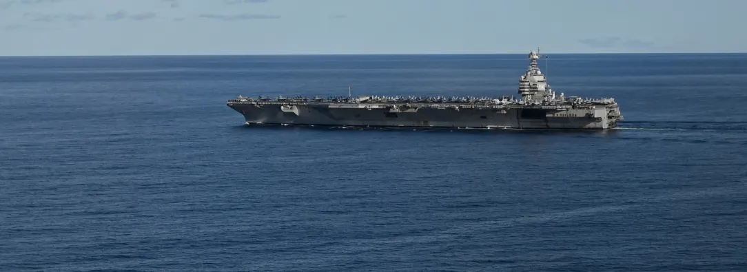 El portaaviones más grande del mundo, el USS Gerald R. Ford, navega por el mar del Norte durante el ejercicio Neptune Strike 2025 de la OTAN, dirigiéndose al Caribe.