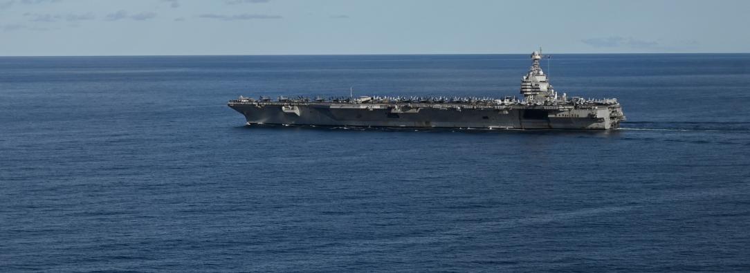 El portaaviones más grande del mundo, el USS Gerald R. Ford, navega por el mar del Norte durante el ejercicio Neptune Strike 2025 de la OTAN, dirigiéndose al Caribe.