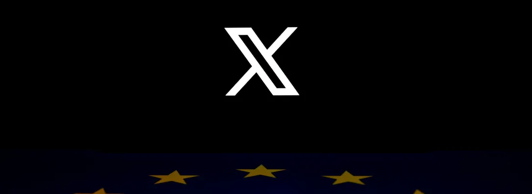 Esta fotografía ilustrativa muestra el logotipo de la red social X (antes Twitter) reflejado en una bandera de la Unión Europea en Bruselas, tras caida de Cloudflare.