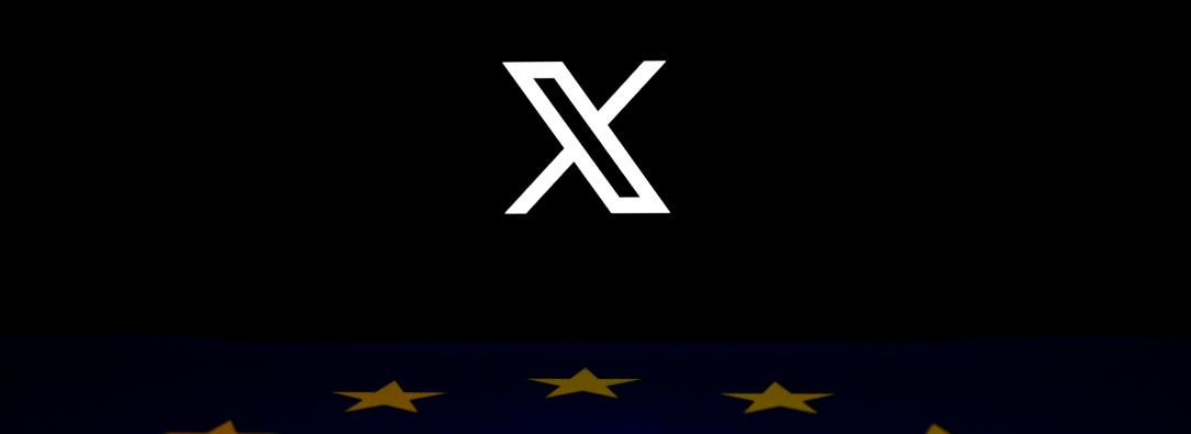 Esta fotografía ilustrativa muestra el logotipo de la red social X (antes Twitter) reflejado en una bandera de la Unión Europea en Bruselas, tras caida de Cloudflare.