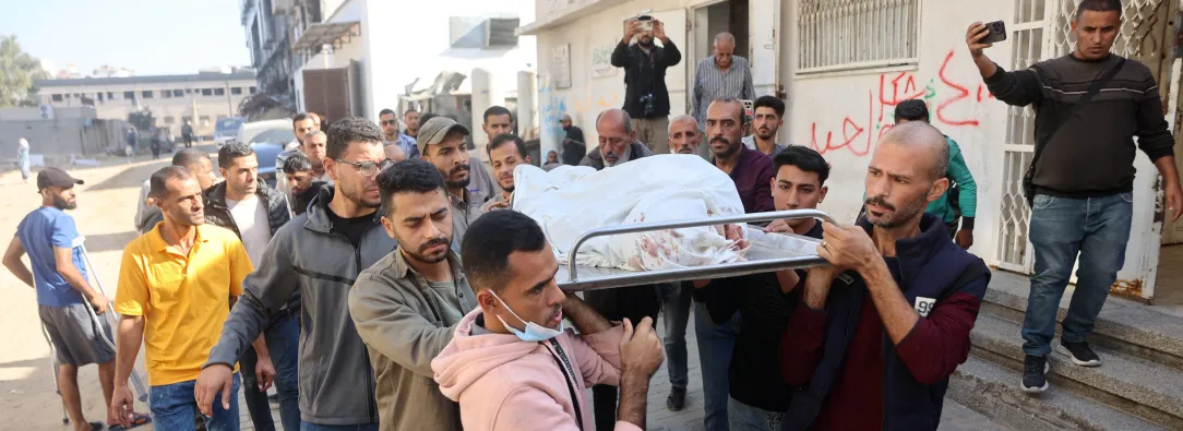 Los dolientes transportan el cadáver durante el funeral de un palestino que, según los médicos, murió el día anterior en un ataque militar israelí, desde el hospital Al-Shifa, en la ciudad de Gaza.