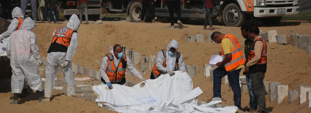Trabajadores sanitarios y civiles se preparan para enterrar a palestinos en un cementerio de Jan Yunis, en el sur de la Franja de Gaza.