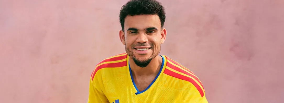 El diseño de la camiseta de la Selección Colombia se destaca por una textura visual con mariposas amarillas y tiene detalles inspirados en la bandera, con el fin de reflejar identidad, cultura y biodiversidad colombiana. 