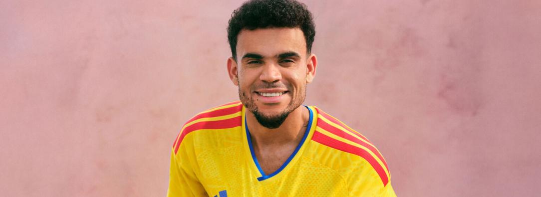 El diseño de la camiseta de la Selección Colombia se destaca por una textura visual con mariposas amarillas y tiene detalles inspirados en la bandera, con el fin de reflejar identidad, cultura y biodiversidad colombiana. 