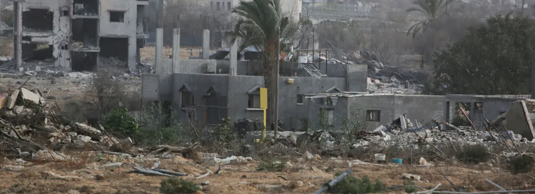 Vista general de un bloque de hormigón que marca la «línea amarilla» trazada por el ejército israelí en Bureij, en el centro de la Franja de Gaza.