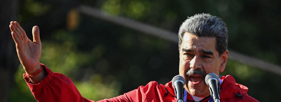 El presidente de Venezuela, Nicolás Maduro, habla durante una marcha para conmemorar el «Día de la Resistencia Indígena» en Caracas.