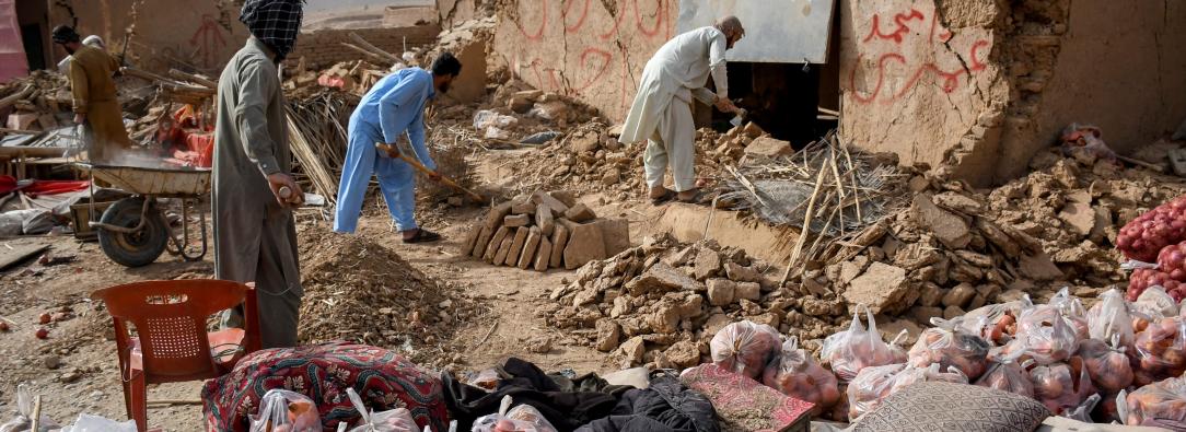 Los comerciantes de Afganistán buscan los restos de sus tiendas dañadas a lo largo de una carretera, tras un terremoto en Tang-e Tashkurgan, en el distrito de Khulm, provincia de Samangan.