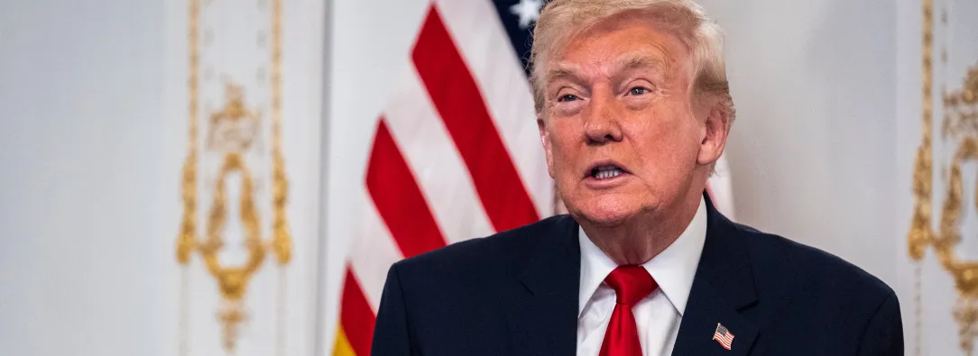 El presidente Donald Trump participa en una llamada con miembros del ejército estadounidense desde su club Mar-a-Lago en Florida el Día de Acción de Gracias., donde anunció la medida contra la migración procedente de "países del Tercer Mundo"