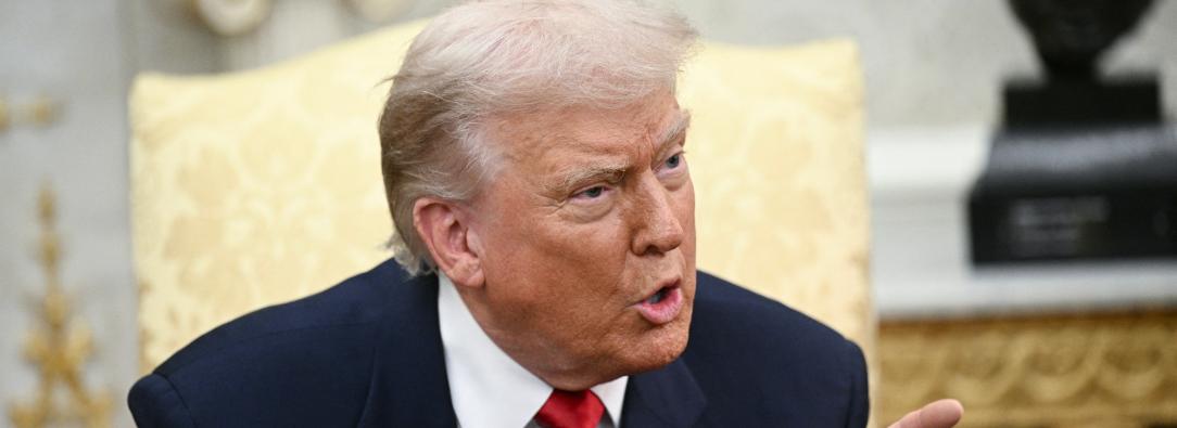 El presidente de Estados Unidos, Donald Trump, responde a las preguntas de la prensa durante una reunión con el príncipe heredero y primer ministro del Reino de Arabia Saudita, Mohammed bin Salman, en el Despacho Oval de la Casa Blanca, en Washington D. C.