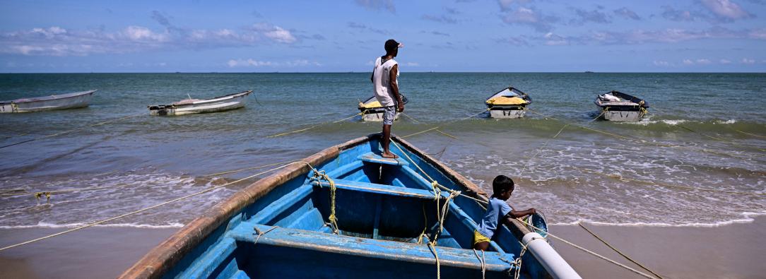 El pescador Rakesh Ramdass contempla el mar desde su barco en la playa de Cedros, en Cedros, Trinidad y Tobago. Foto tomada tras bombardeos estadounideneses en el Caribe cerca a la frontera con Venezuela