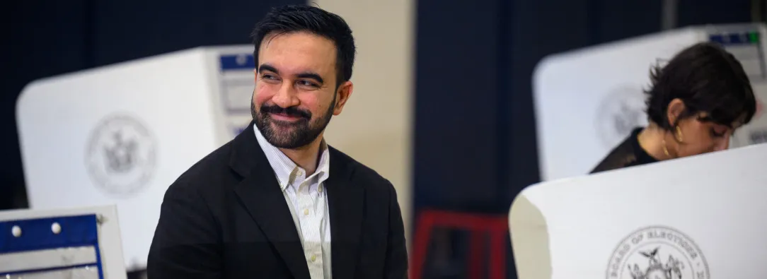 El candidato demócrata a la alcaldía, Zohran Mamdani, reacciona mientras su esposa, Rama Duwaji, vota en la Escuela de Artes Frank Sinatra. 