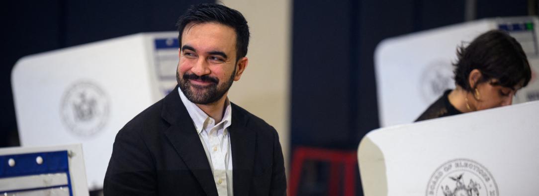 El candidato demócrata a la alcaldía, Zohran Mamdani, reacciona mientras su esposa, Rama Duwaji, vota en la Escuela de Artes Frank Sinatra. 