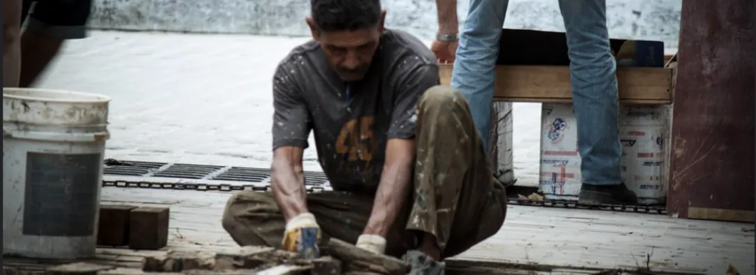 trabajador arreglando un piso