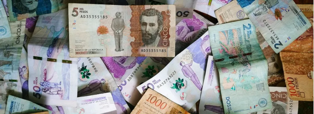 conjunto de billetes de denominación colombiana 