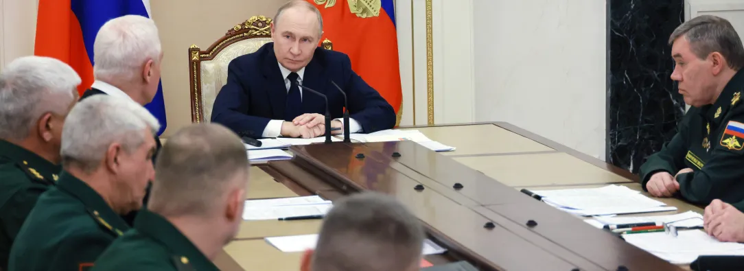 En esta fotografía colectiva distribuida por agencia estatal Sputnik, el presidente de Rusia, Vladimir Putin, preside una reunión sobre la situación en la zona de la «operación militar especial», término utilizado por el Kremlin para referirse a la ofensiva en Ucrania, que dura ya casi cuatro años, en Moscú. 