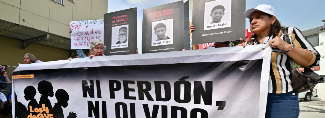 Familiares y miembros de organizaciones de derechos humanos sostienen fotografías y una pancarta con el lema «Ni perdón ni olvido» frente a un tribunal de Guayaquil, Ecuador, tras la condena de los 11 militares por desaparición forzada. 
