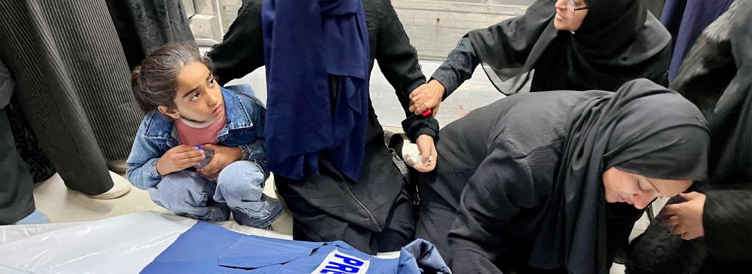 Familiares junto al cadáver del periodista Ahmed Mansur en el Complejo Médico Nasser, en Jan Yunis, al sur de la Franja de Gaza. Uno de los periodistas asesinados por Israel.