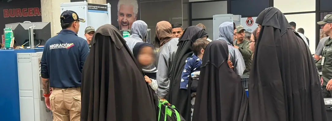 Imagen difundida por la Oficina de Prensa de Migración Colombia que muestra a miembros de la comunidad Lev Tahor siendo expulsados del país para ser posteriormente entregados a las autoridades estadounidenses en Medellín, Colombia.