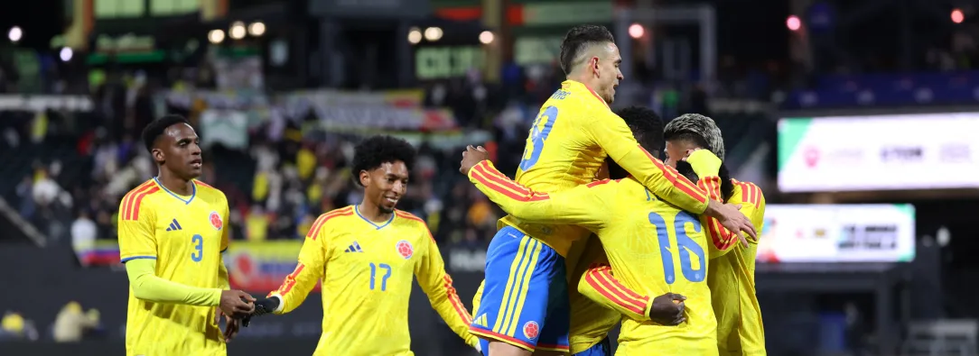 Davinson Sánchez, de Colombia, celebra con sus compañeros el tercer gol del equipo durante el partido amistoso internacional entre Colombia y Australia en el Citi Field em vísperas del Mundial 2026.