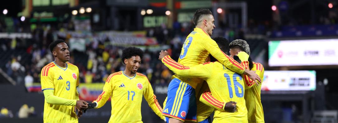 Davinson Sánchez, de Colombia, celebra con sus compañeros el tercer gol del equipo durante el partido amistoso internacional entre Colombia y Australia en el Citi Field em vísperas del Mundial 2026.