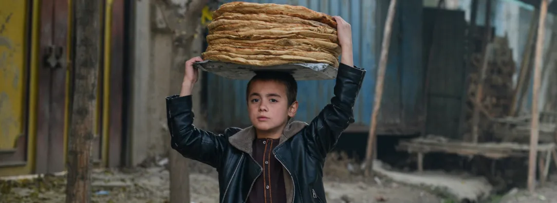 Un niño en Afganistán lleva panes por una calle del distrito de Fayzabad, en la provincia de Badakhshan.