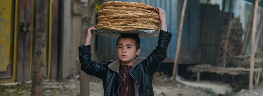 Un niño en Afganistán lleva panes por una calle del distrito de Fayzabad, en la provincia de Badakhshan.