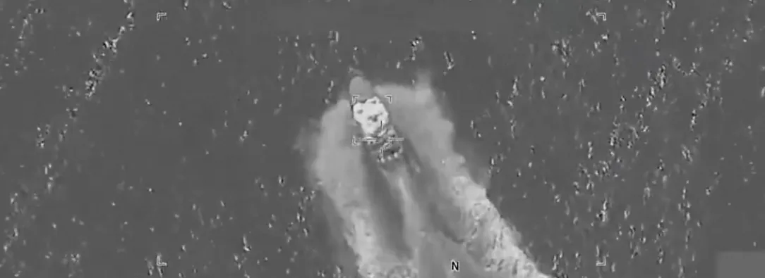 Captura de pantalla de un vídeo publicado por la cuenta X del Comando Sur de los Estados Unidos (Southcom), donde se ve una de las tres embarcaciones bombardeadas en el Pacífico. 