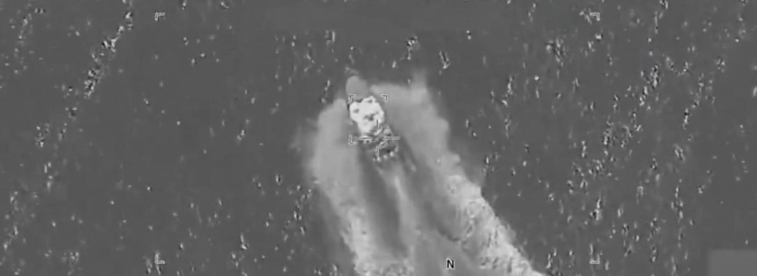Captura de pantalla de un vídeo publicado por la cuenta X del Comando Sur de los Estados Unidos (Southcom), donde se ve una de las tres embarcaciones bombardeadas en el Pacífico. 