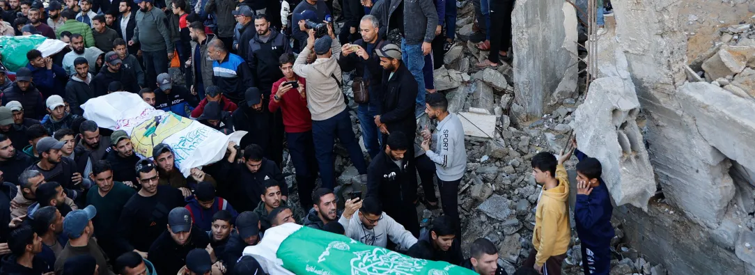 Los dolientes asisten al funeral de las víctimas mortales del ataque aéreo israelí en el campo de refugiados palestinos de Al-Shati, al oeste de la ciudad de Gaza.