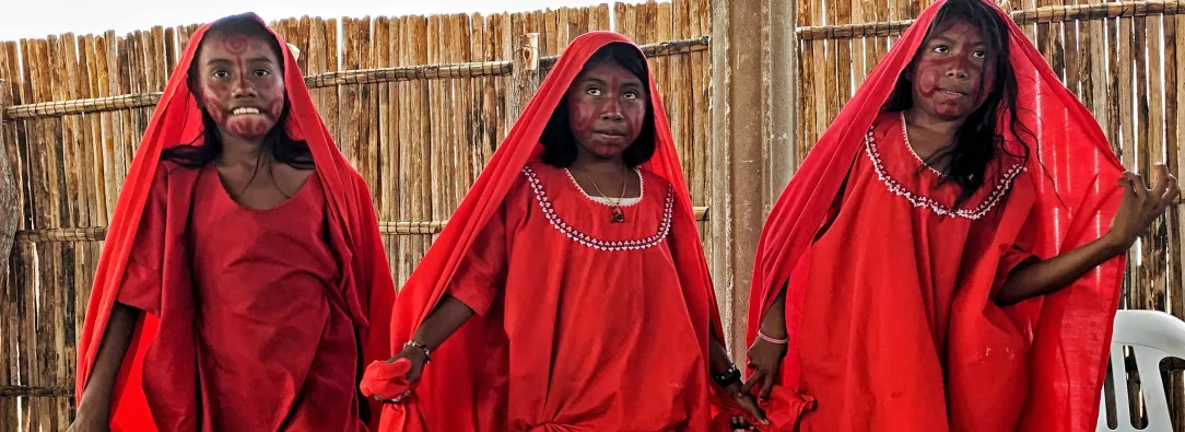 Las niñas wayúu interpretan la danza tradicional La Yonna, en Tres Bocas, Guajira, al norte de Colombia.