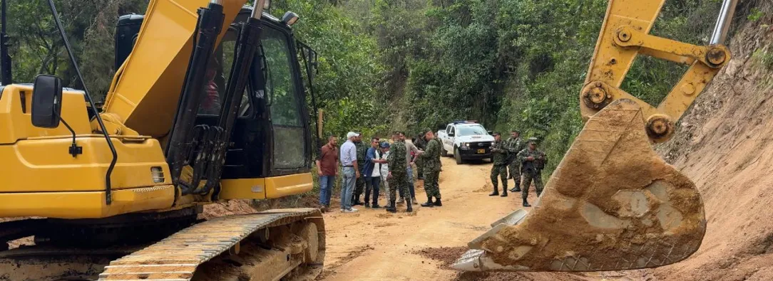 Ejército y Alcaldía de Rovira mejoran 24 km de vía rural en beneficio de más de 4.000 habitantes del Tolima 