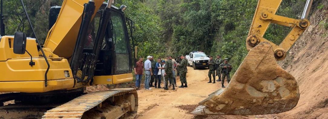 Ejército y Alcaldía de Rovira mejoran 24 km de vía rural en beneficio de más de 4.000 habitantes del Tolima 