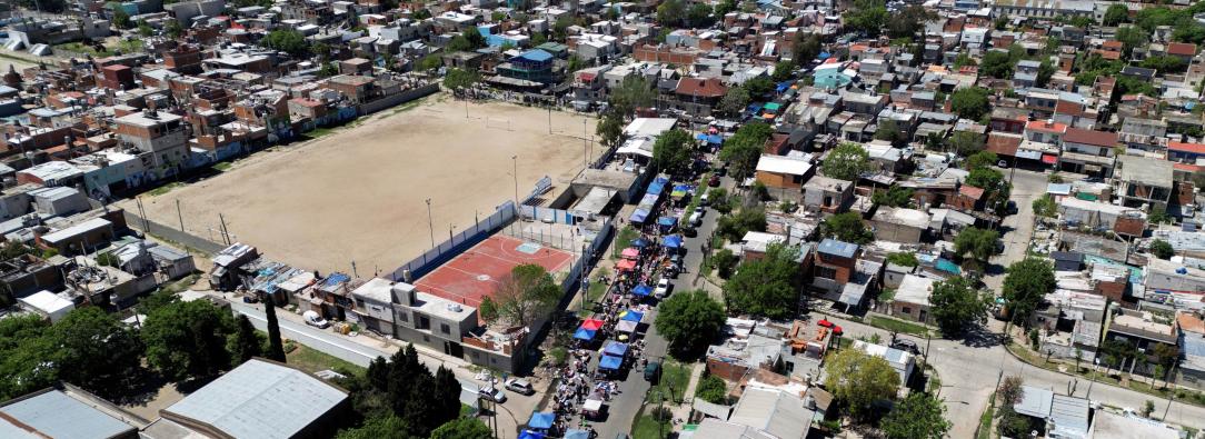 Vista aérea de un mercado callejero en Villa Fiorito, en las afueras de Buenos Aires, Argentina.