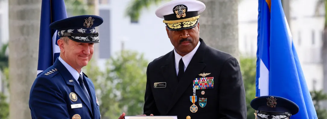 Jefe del Comando Sur de EE. UU. renuncia tras tensiones por las operaciones militares en el Caribe 