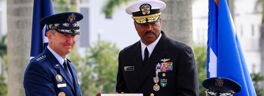 Jefe del Comando Sur de EE. UU. renuncia tras tensiones por las operaciones militares en el Caribe 