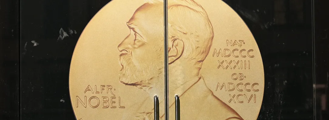 El sol brilla sobre la puerta de la Academia Sueca antes de la entrega del Premio Nobel de Literatura 2025 en la Academia Sueca de Estocolmo, Suecia.