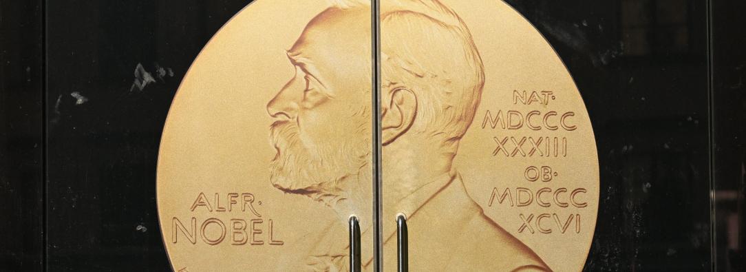 El sol brilla sobre la puerta de la Academia Sueca antes de la entrega del Premio Nobel de Literatura 2025 en la Academia Sueca de Estocolmo, Suecia.