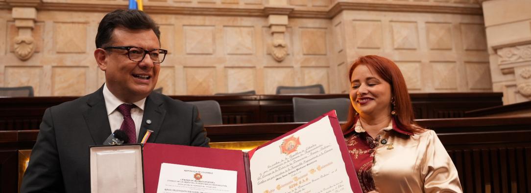 RTVC recibe condecoracion orden de la democracia Simon Bolivar.