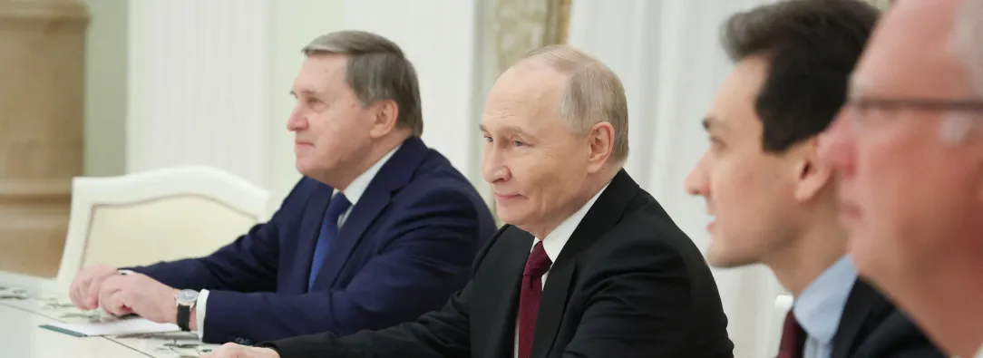 En esta fotografía colectiva distribuida por la agencia estatal rusa Sputnik, el presidente ruso Vladimir Putin asiste a una reunión con el enviado especial estadounidense Steve Witkoff y el yerno del presidente estadounidense Donald Trump, Jared Kushner (ambos fuera de la imagen), en el Kremlin de Moscú.