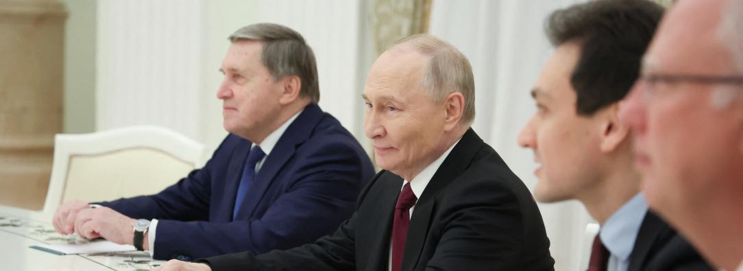 En esta fotografía colectiva distribuida por la agencia estatal rusa Sputnik, el presidente ruso Vladimir Putin asiste a una reunión con el enviado especial estadounidense Steve Witkoff y el yerno del presidente estadounidense Donald Trump, Jared Kushner (ambos fuera de la imagen), en el Kremlin de Moscú.