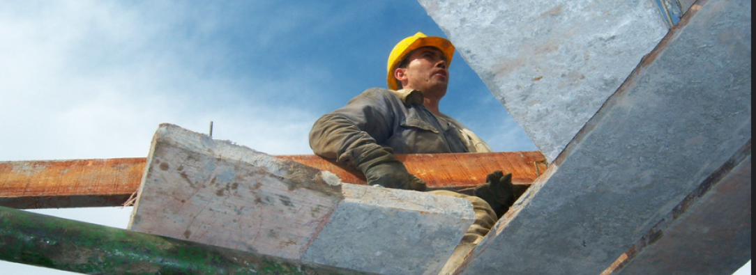 trabajador de la construcción, en altura