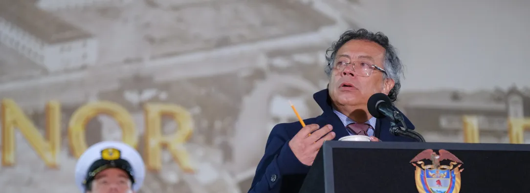 Mientras EE. UU. bombardea el Caribe, legaliza la marihuana: Petro